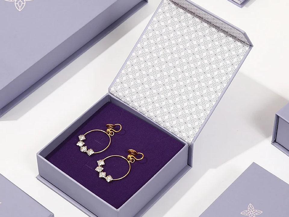 Flip-Top Magnetic Closure Boxes